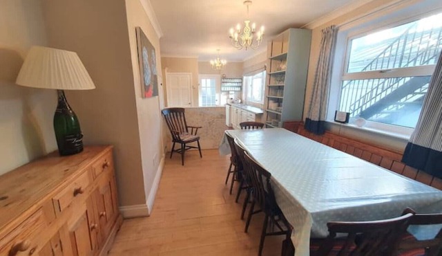 Large house (Norfolk) | Sleeps12 | 2min walk to beach | Dogs poss (2) | Playroom