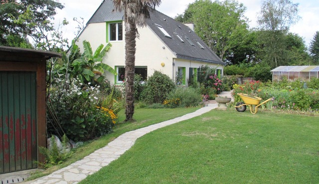 Large house of 185 m², terrace, large garden with trees and flowers bordered by a stream.