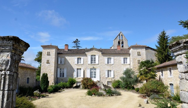 Large House of character in the heart of Aquitaine, large swimming pool, park.