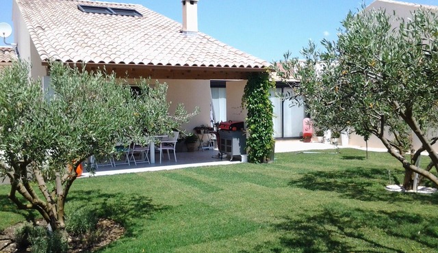 large house on hill 5 minutes from Nimes CV