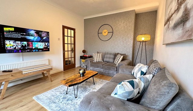 Large house on the edge of the Brecon Beacons - Five-Bedroom House