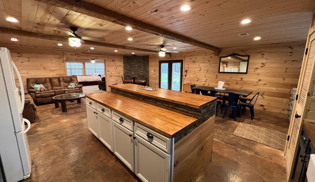 Large house on the lake sleeps 16!