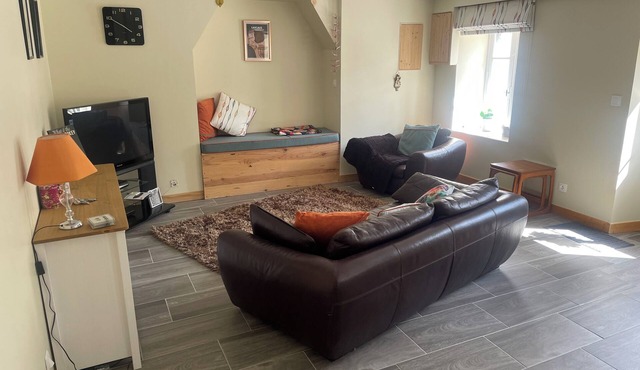 Large house over 3 floors in quiet village setting close to canal & country walk