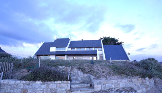 Large house overlooking the beach with 180 ° ocean views.