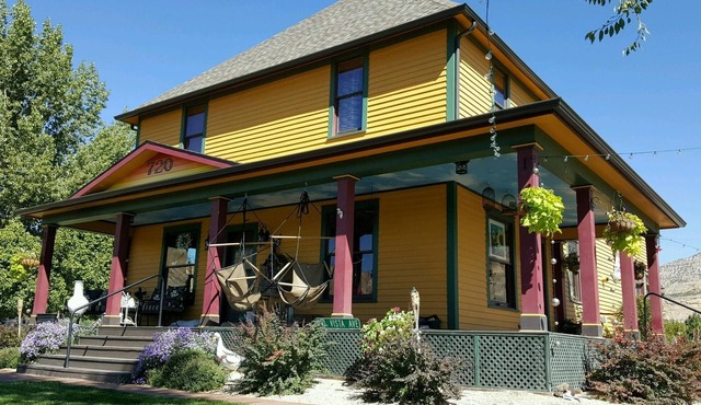 LARGE HOUSE - Perfect for groups! In the middle of WINE COUNTRY - WALK TO TOWN!