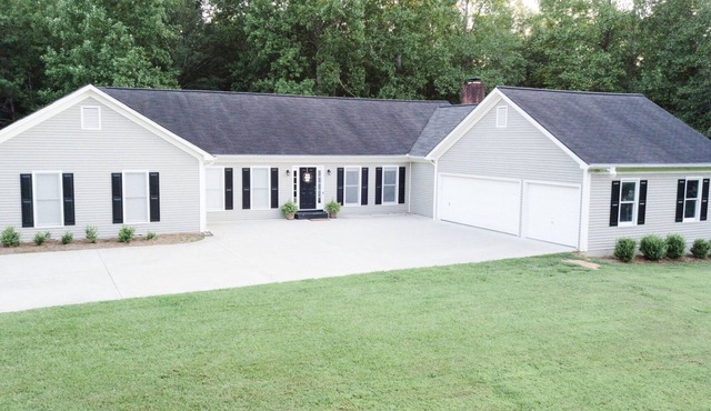 Large House, Room to Roam, 5BR Sleeps 12 in Athens