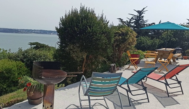 Large house, sea view, 5 minutes walk from the beach