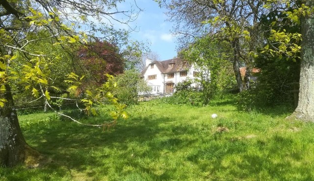 Large house sleeps 18 with hot tub and outdoor pizza bbq kitchen nEasy to find