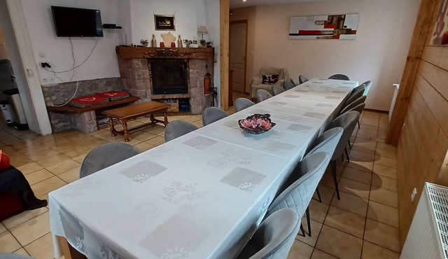 LARGE HOUSE SLEEPS 24 IN THE MIDDLE OF THE MEADOWS