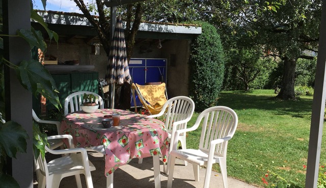 Large house, terrace and enclosed garden, near the lake.