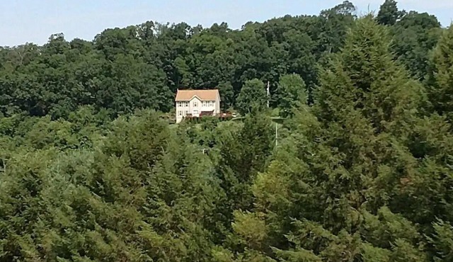 Large house that sleeps 10 on 15 acres near Heritage Rail Trails, Glen Rock, PA