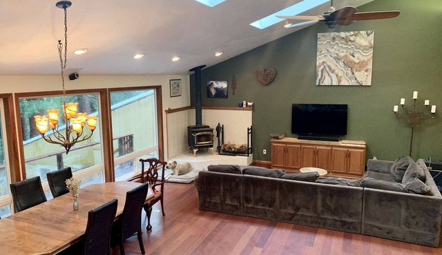 Large house Up in the Redwoods perfect for large families. Pet friendly.
