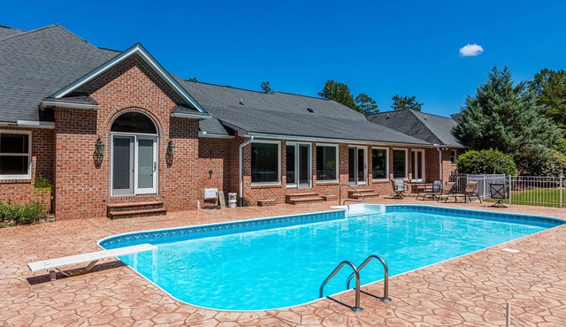 Large House w/Private pool - perfect for Golfing Groups 12 beds