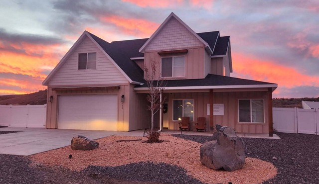 Large House with 3 King Beds 20 minutes from Bryce Canyon