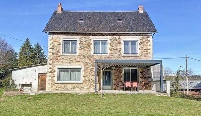 Large house with 5 bedrooms in the countryside