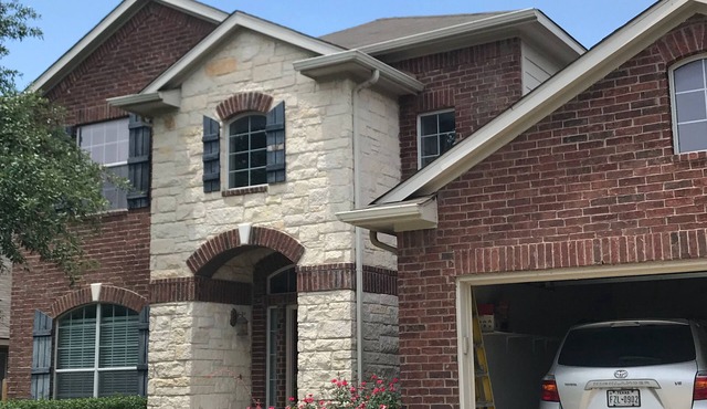 Large house with 5 Bedrooms 2.5 bath sleep 12 , fully garage to use