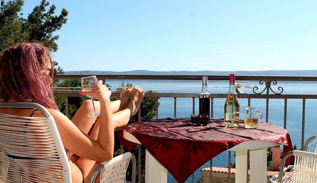 Large house with a swimming pool in Marusici