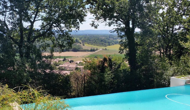 Large house with beautiful views at the gateway to Provence