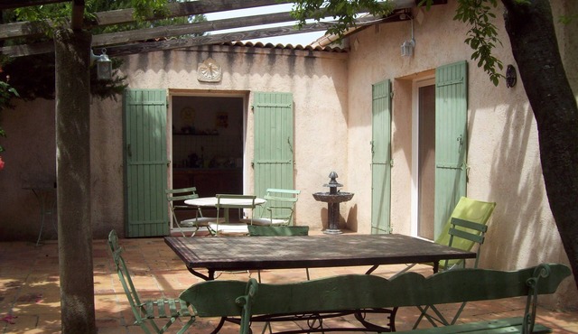 Large house with garden in a quiet prox. Aix en Provence and the sea