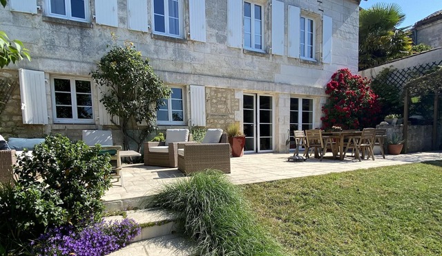 Large house with garden and swimming pool downtown Angoulême