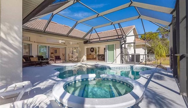 Large house with heated walk-in pool near beaches!