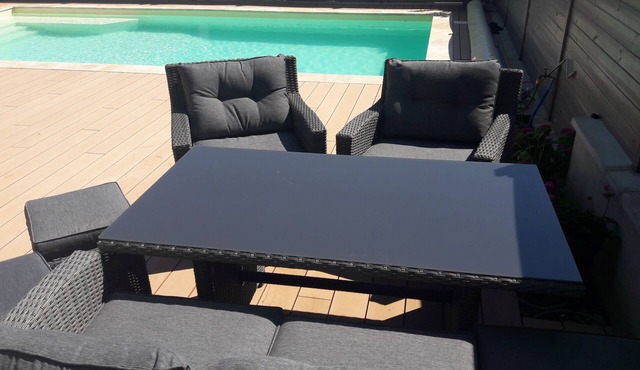 Large house with heated pool - at the foot of Pérouges and 20 minutes from Lyon