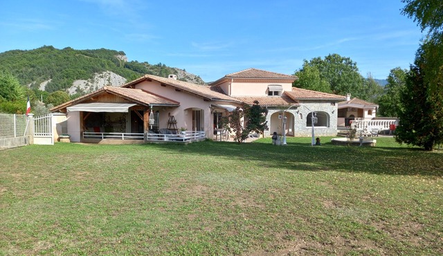 Large house with large fenced garden only by the week or more