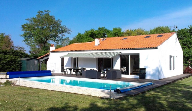 Large house with pool, ideal family or friends