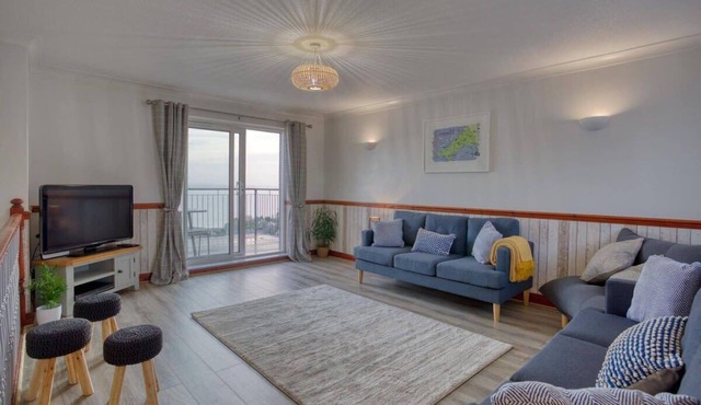 Large House with Panoramic Sea Views & Parking