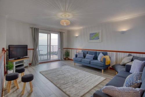 Large House with Panoramic Sea Views & Parking