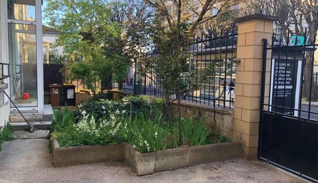 Large house with parking and garden at the foot of the metro, ideal for two families