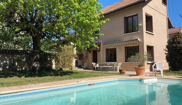 Large house with pool and garden in Lyon for 10 people. Ideal for families