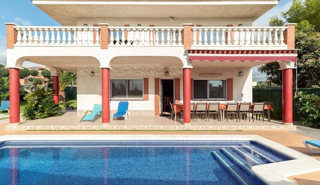 Large house, with pool, barbecue, garden, wifi 1500 meters from sandy beach