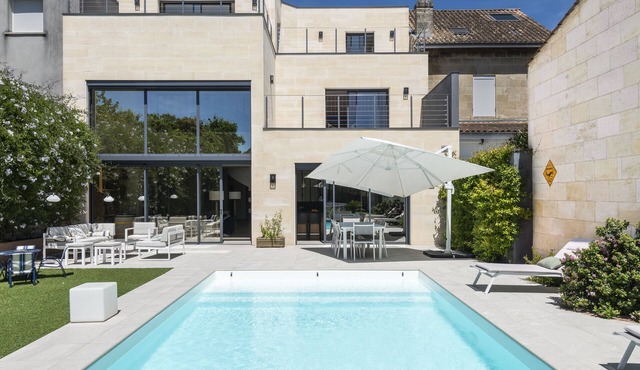 Large house with pool in Bordeaux August 2025