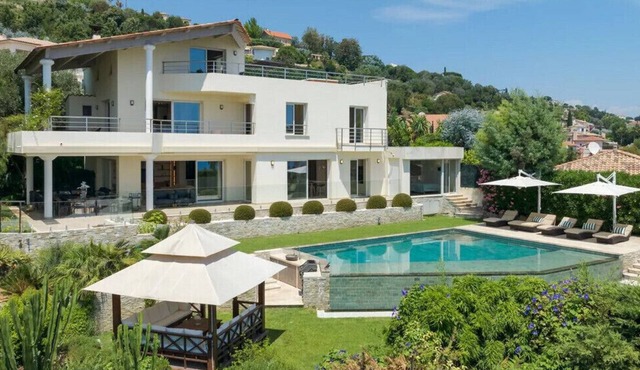 Large house with pool and sea view in Vallauris