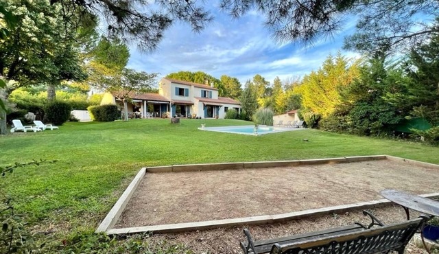 Large House with Private Pool on 2600m² Garden