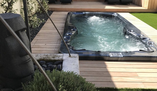 Large House with Spa, right in the center, close to the beach and the market.