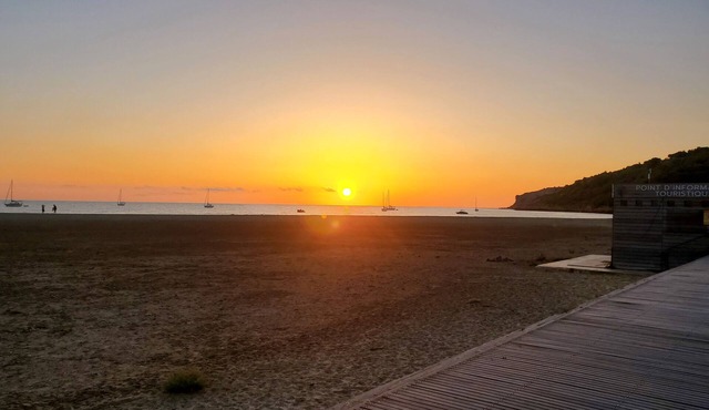 Large house with stunning views, 10-minute walk to beach and shops. Garage 2P