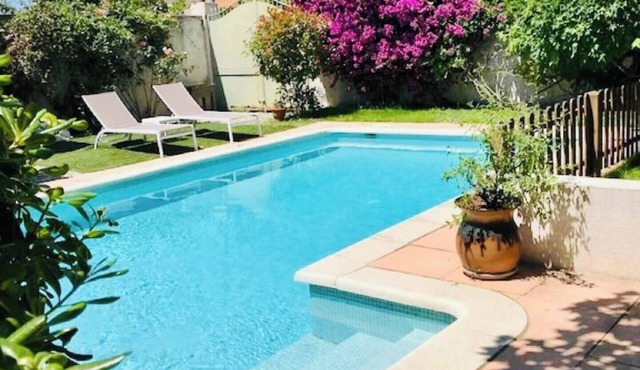 Large house with swimming pool, private garden and convivial area