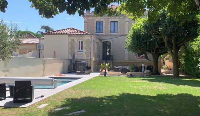 Large house with swimming pool and garden Bergerac center