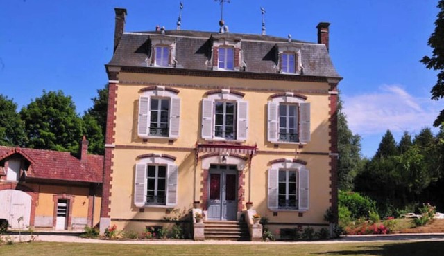 Large house with swimming pool 10 min from Guédelon castle for 14 people