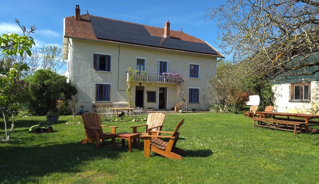Large house with swimming pool to relax in the heart of nature in Cerin