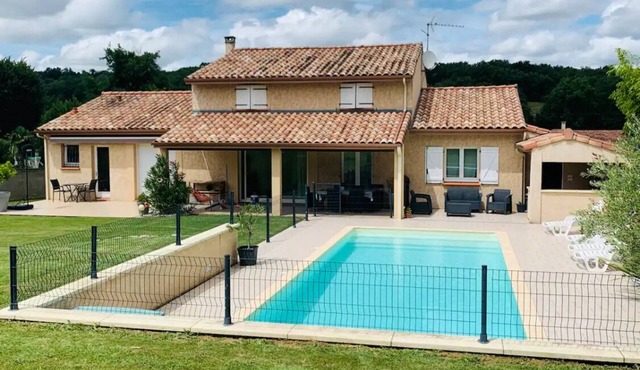 Large house with swimming pool in the South West of France