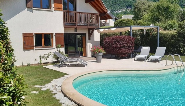 Large house with swimming pool just outside Annecy, ideal for a relaxing vacation