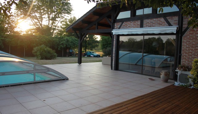 Large house with swimming pool surrounded by pine trees a few km from the ocean