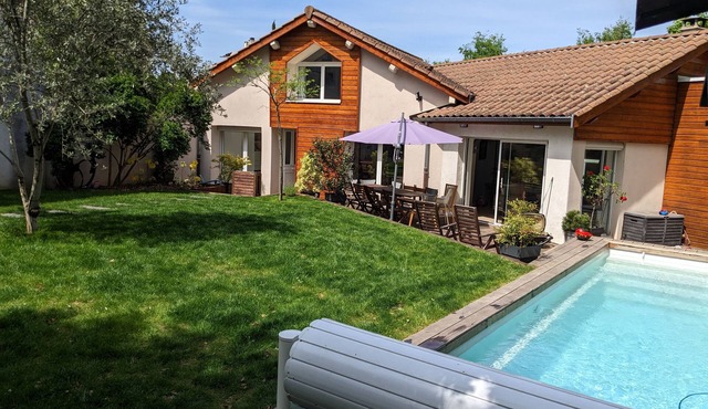 Large house with swimming pool in Lyon ideal for families, close to transport links