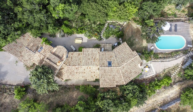 Large house with swimming pool and magnificent view of Mont Ventoux