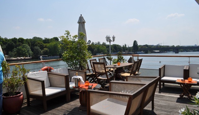 Large houseboat with rooftop and spa near Paris
