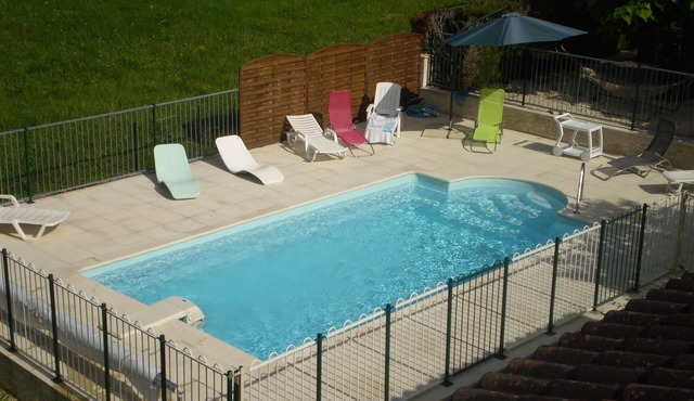 Large independent house with handicap access. Swimming pool, Parking, private.