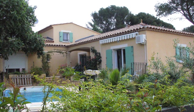 Large Independent Studio, Quiet, in Nîmes, terrace and pool, Greenery setting